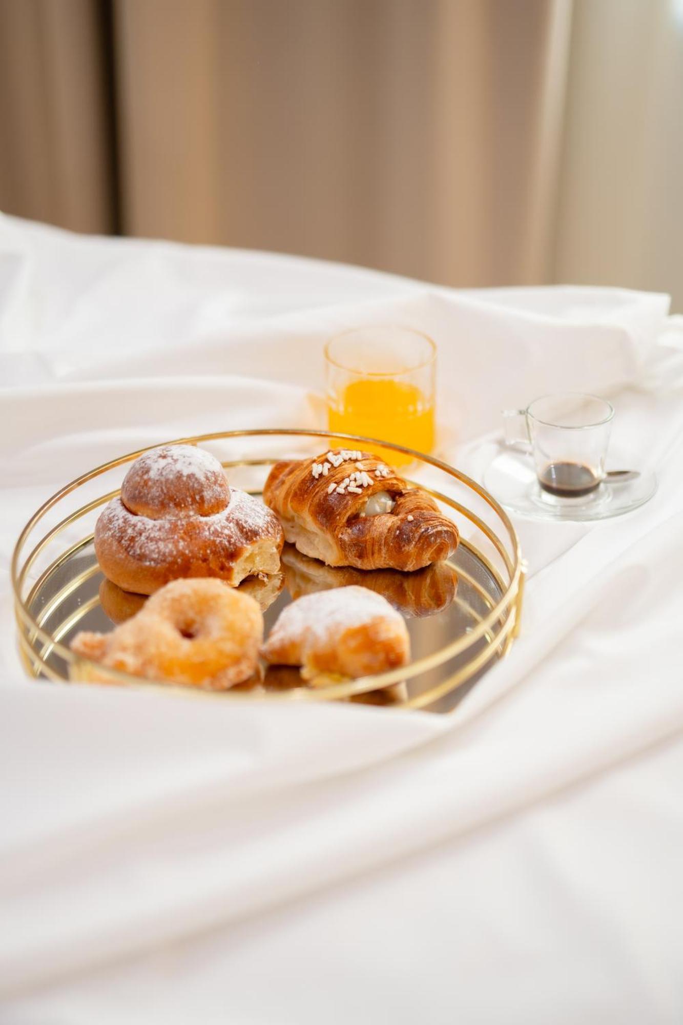 Piezz' E Sole Hotel Наполи Екстериор снимка