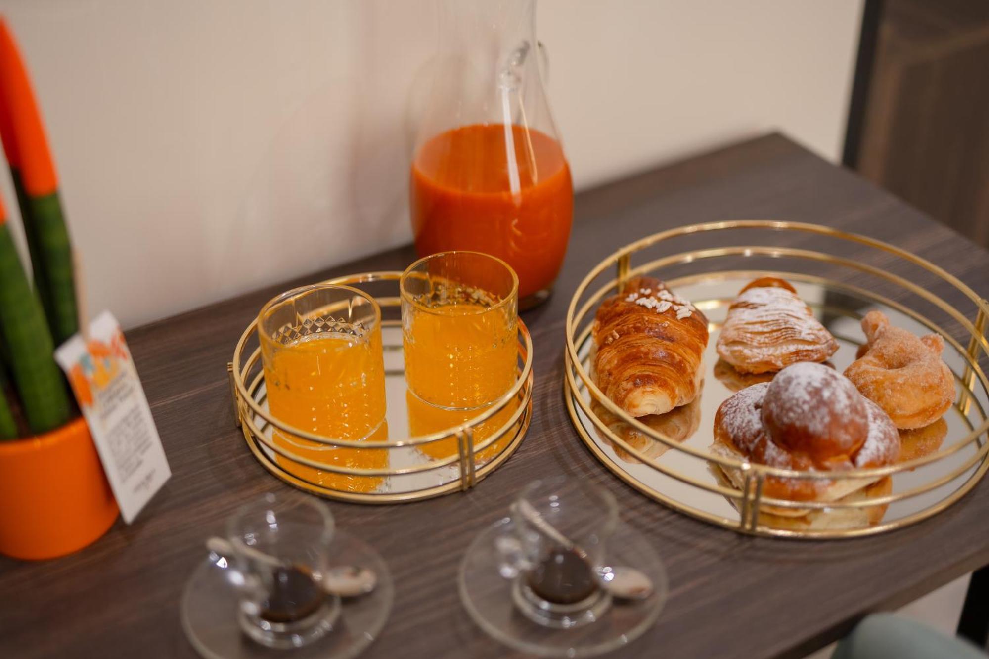 Piezz' E Sole Hotel Наполи Екстериор снимка